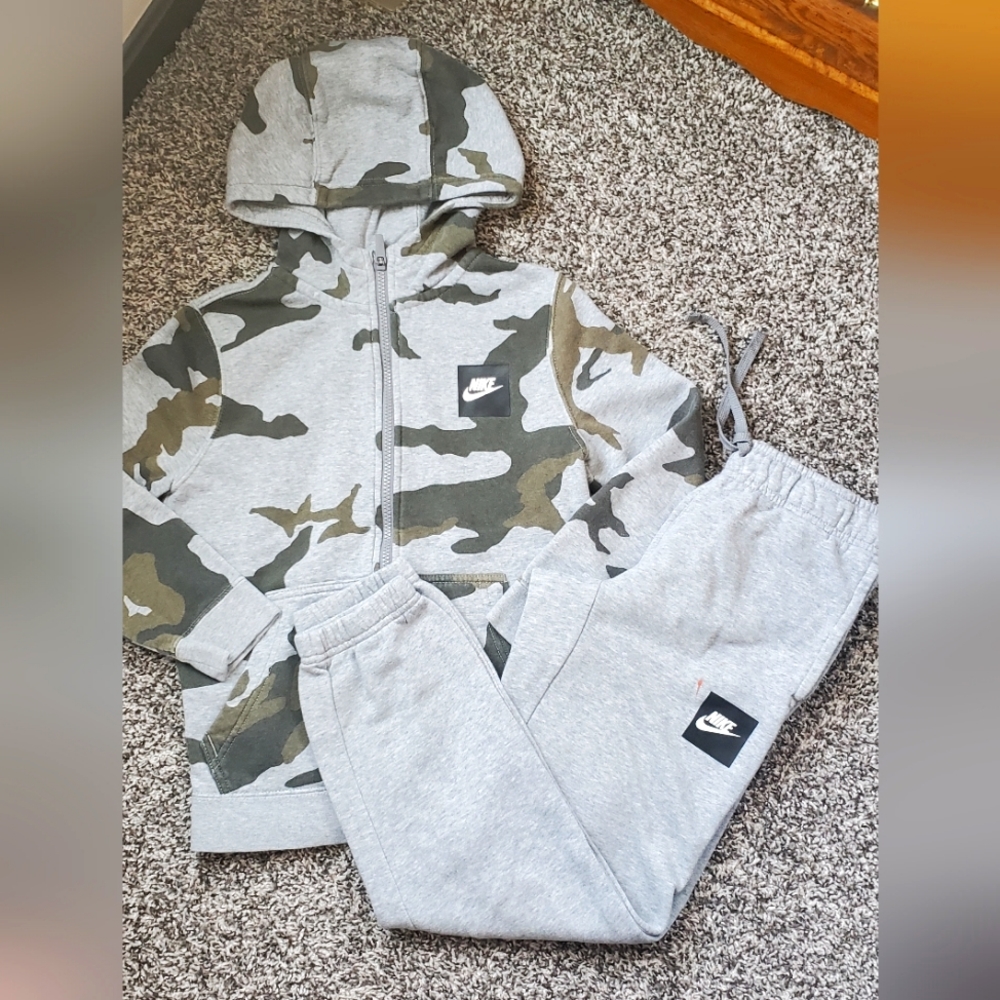 Boys NIKE outfit size medium